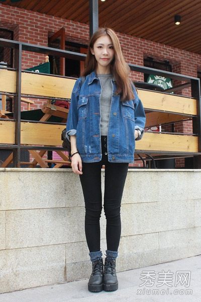 黑色短靴绑腿穿小细腿。