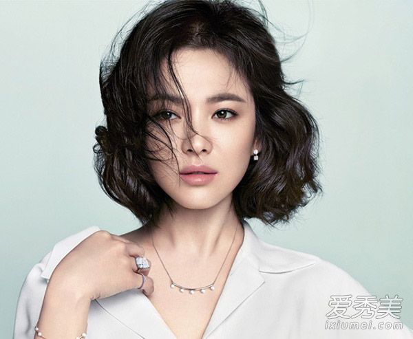 小脸更苗条,更时尚!空艾里发型让春天“飘动”