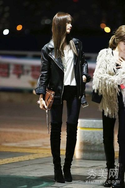 学习云儿穿黑色皮革和紧身裤变得帅气。
