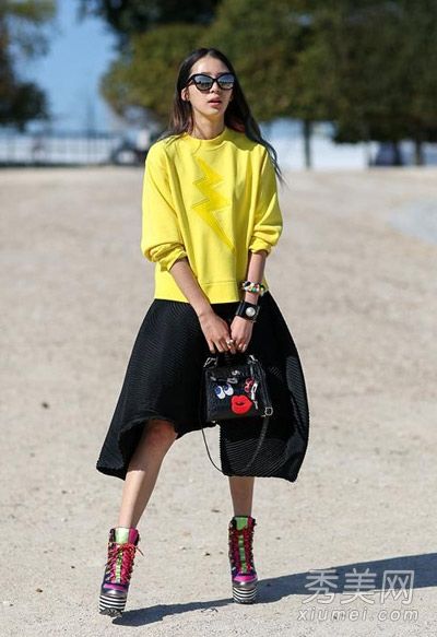 今年秋天，女式毛衣或背心很受短裙的欢迎。