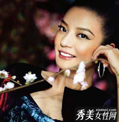 这位女演员美丽的立体妆容很有风情。