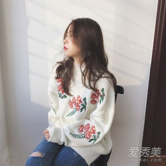 女孩不断变化的长头发和略微卷曲的头发比直发更适合这个季节。