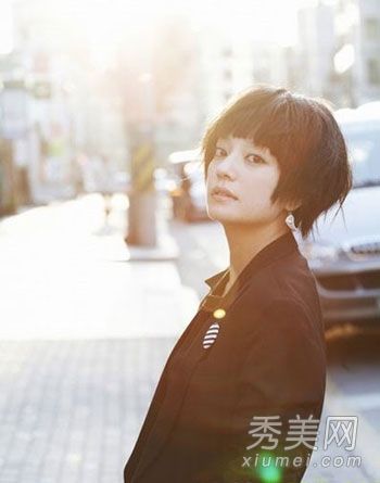 太棒了。女明星很少见到的短发。