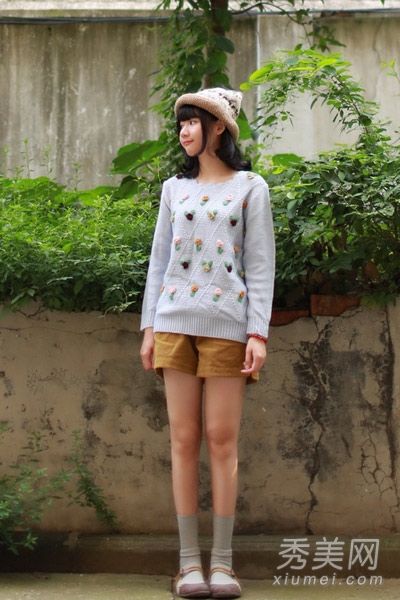 穿着秋装的矮个子女孩站了起来