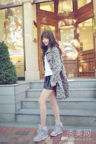 如何将秋衬衫与裙子和裤子搭配起来是非常巧妙的。