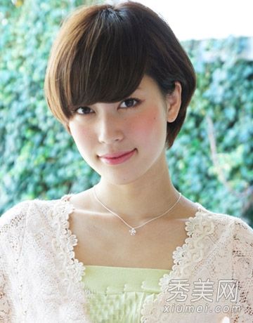 2014年,短发也被修剪过。九种短发遮住了肥胖的圆脸。