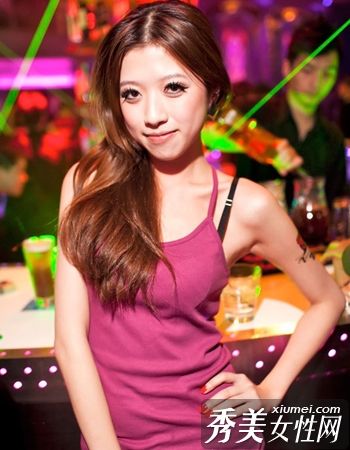 御宅族喜欢夜总会的辣妹穿直发。