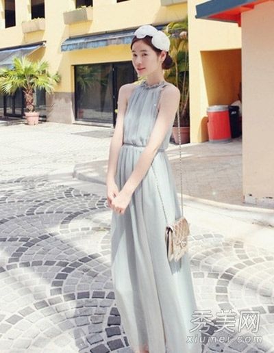 浅色连衣裙更有魅力,展现气质的魅力瞬间。