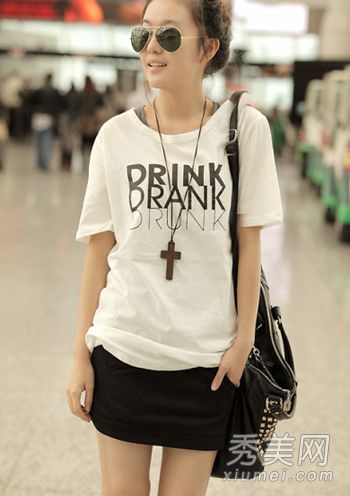 如何搭配短裙和超酷短裙是多才多艺的，也更引人注目