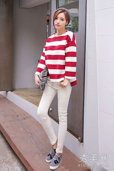 这个略胖的女孩穿着特大号外套看起来很瘦。