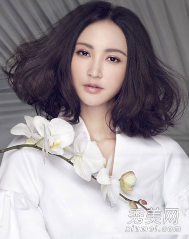 方脸有什么样的发型?梨花头有一个永久的波浪来修剪和重塑V型脸
