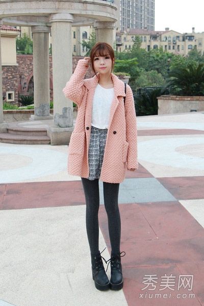 羊毛大衣和裙子很容易穿出女神的风格。