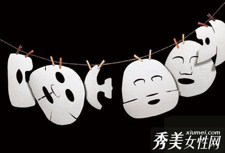 面膜在晚上滋润和美白皮肤两次。