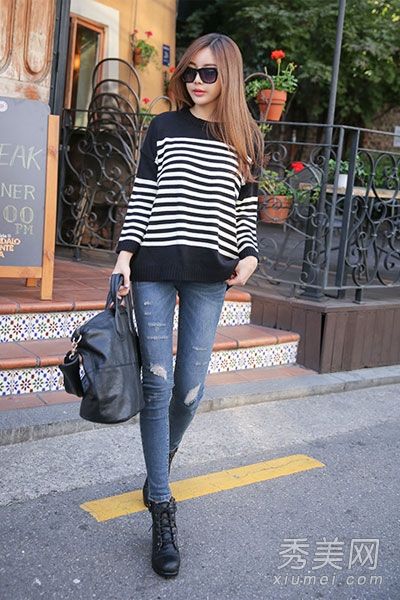 高领毛衣和裤子清新、大方、舒适。