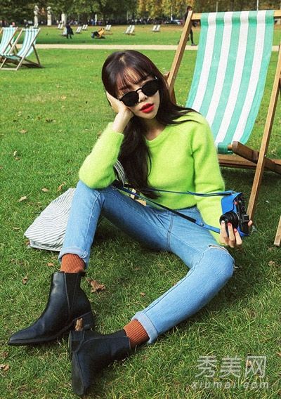针织毛衣搭配牛仔裤+短靴韩范儿装扮