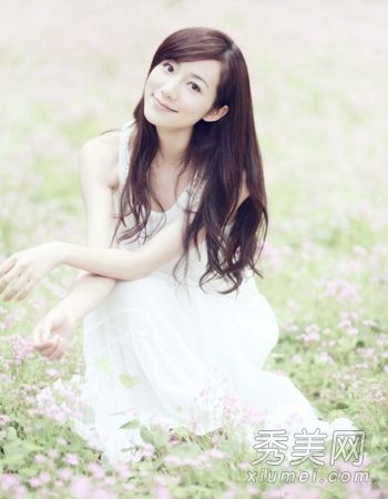 韩雪最新的纯长发看起来像邻家女孩。
