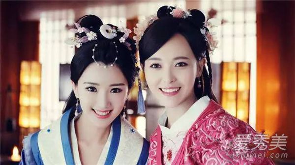 好不容易靠短发翻身的雷切尔·莫莫又被吐净了脸？