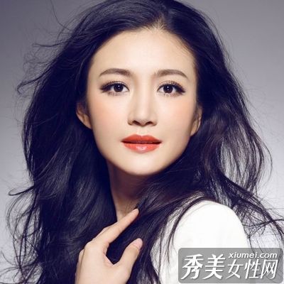 自然的光环化妆使面部特征更加立体