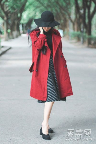在初秋，个性化的风衣搭配创造出复古的文学风格。