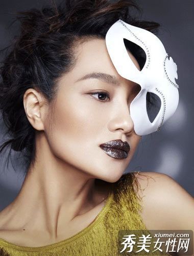 丹妮颠覆形象展示时尚摇滚粉丝