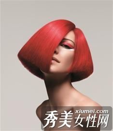 冬季流行的发型追求复古的优雅感。