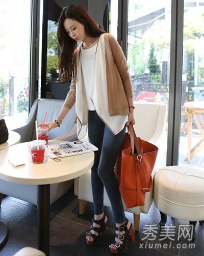 女时装模特的时尚个性是帅气的初秋服装