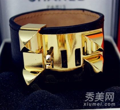 是想让你瞥一眼敌人宽大的手镯隐藏的时尚诡计