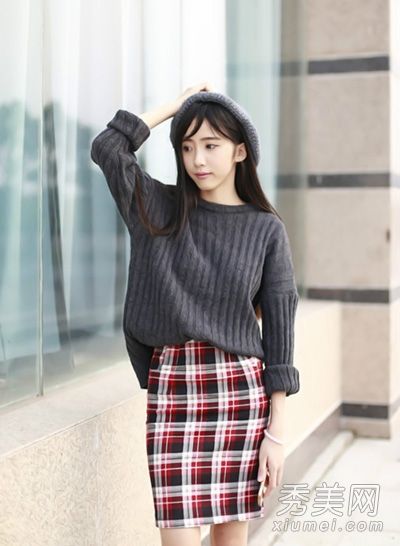 毛衣与短裙搭配，呈现温暖时尚的秋季造型。