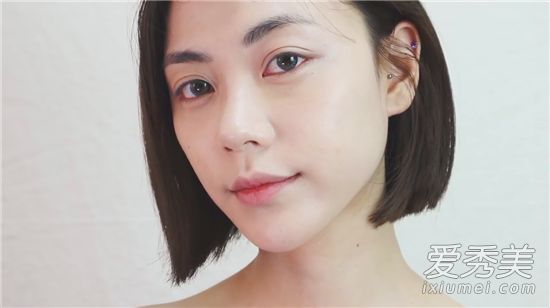 今年秋天,我会用柔和的浆果眼妆打动男人。