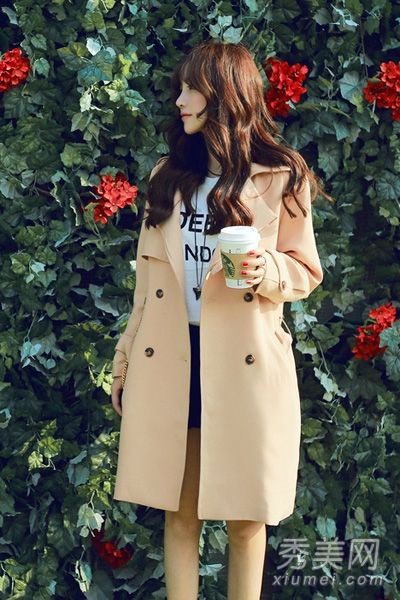 如何搭配卡其风衣？像这样穿它很时尚。