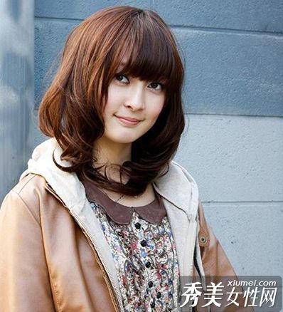 冬天,看着街上漂亮的女孩表演亮丽的发型。