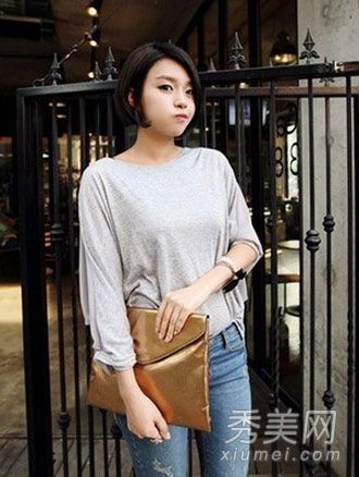 清新时尚的t恤也可以穿白色,富有美感。
