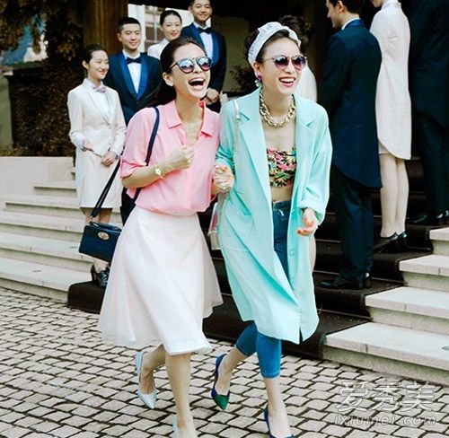 在雨天,我用围巾和凹面形状来束缚任何人的美丽。