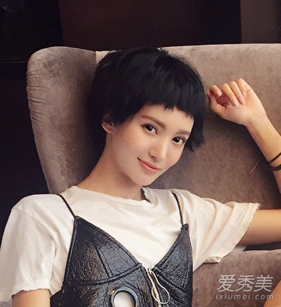 李千娜宋京展示短发+眉毛刘海=孟达!