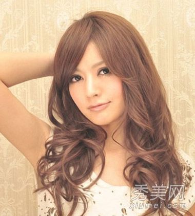 大脸蛋儿的女孩与烫染发型相结合更时尚。