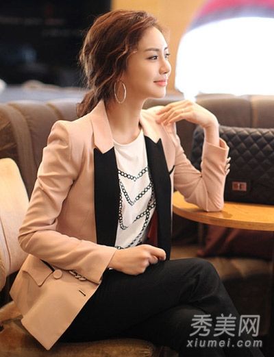 韩版小套装最具魅力，风格优雅。