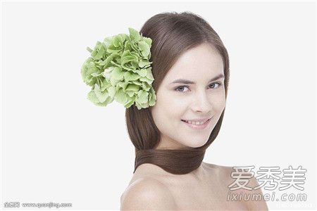 对于干性皮肤,建议使用什么粉底解决方案来解决粘妆卡的问题