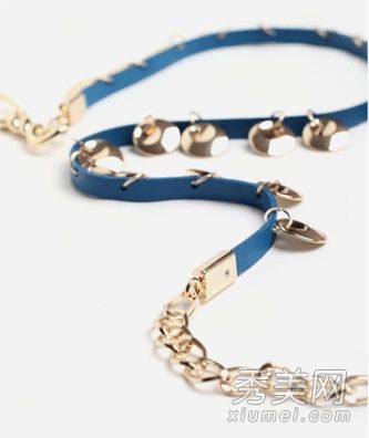 小腰带搭配个性物品时尚又醒目