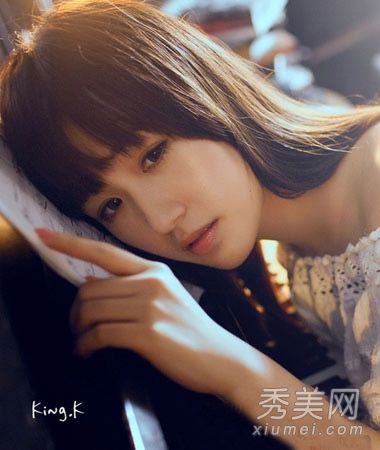 圆脸MM的最佳女性有直发、面部化妆和苗条的气质。