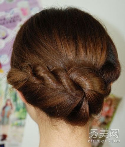 一个简单的韩式发型设计教程创造了一个时尚的女模特。