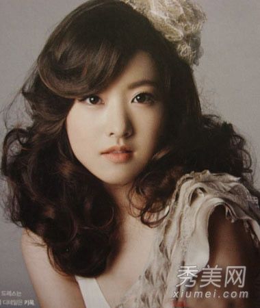 这个女孩的方脸适合什么发型？9卷发，面部化妆和减肥