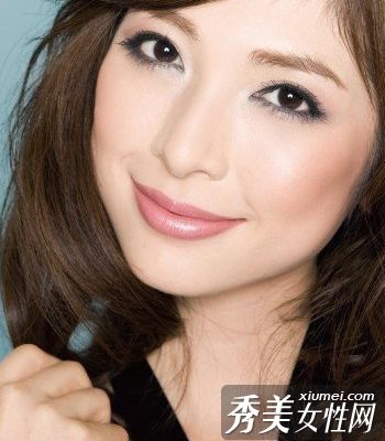 华丽的美容化妆年终派对让死者着迷。