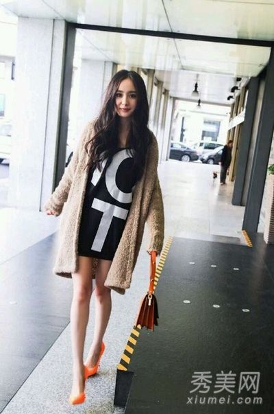 学习杨蜜秋装搭配针织开衫+连衣裙