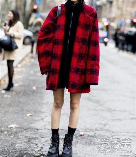 红色格子衬衫配什么外套？