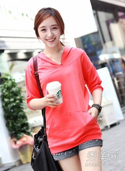 秋季着装的时尚趋势:长袖和短裤的搭配是最时尚的