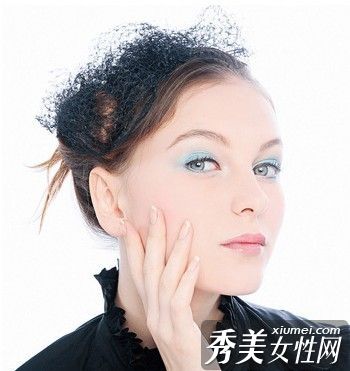 3种不同质地腮红的化妆技巧