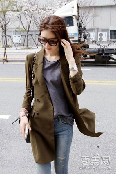 基本款t恤最适合搭配风衣或西装来应对温差