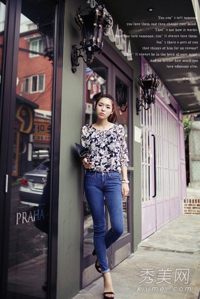 长袖衬衫和牛仔裤容易应对初秋温差