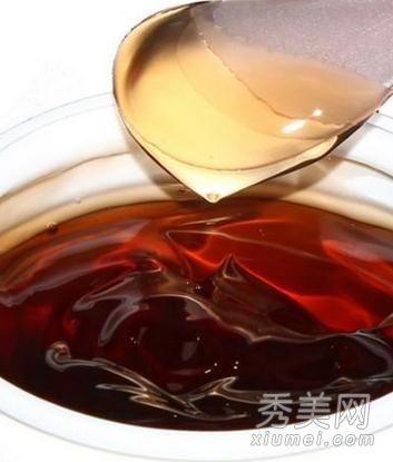 自制红酒珍珠面膜滋润肌肤,有弹性。