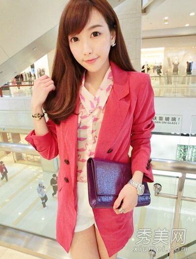 多种款式的秋装与潮流图案搭配，最引人注目。